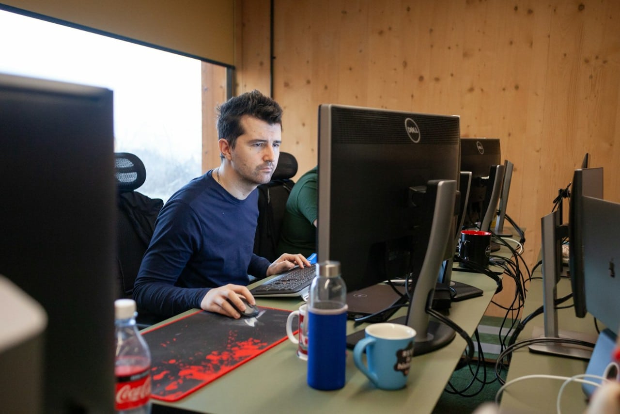 Professional achter een scherm na een AI-training