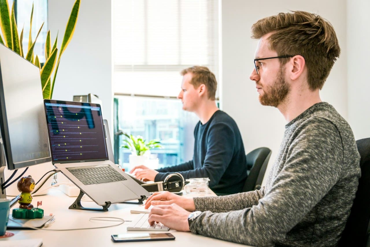 Werkplek tijdens een drukke werkdag
