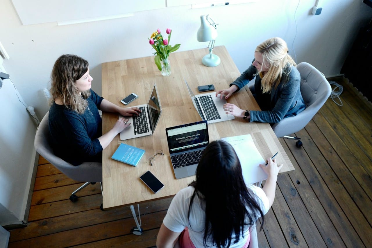 Teamoverleg met verschillende houdingen